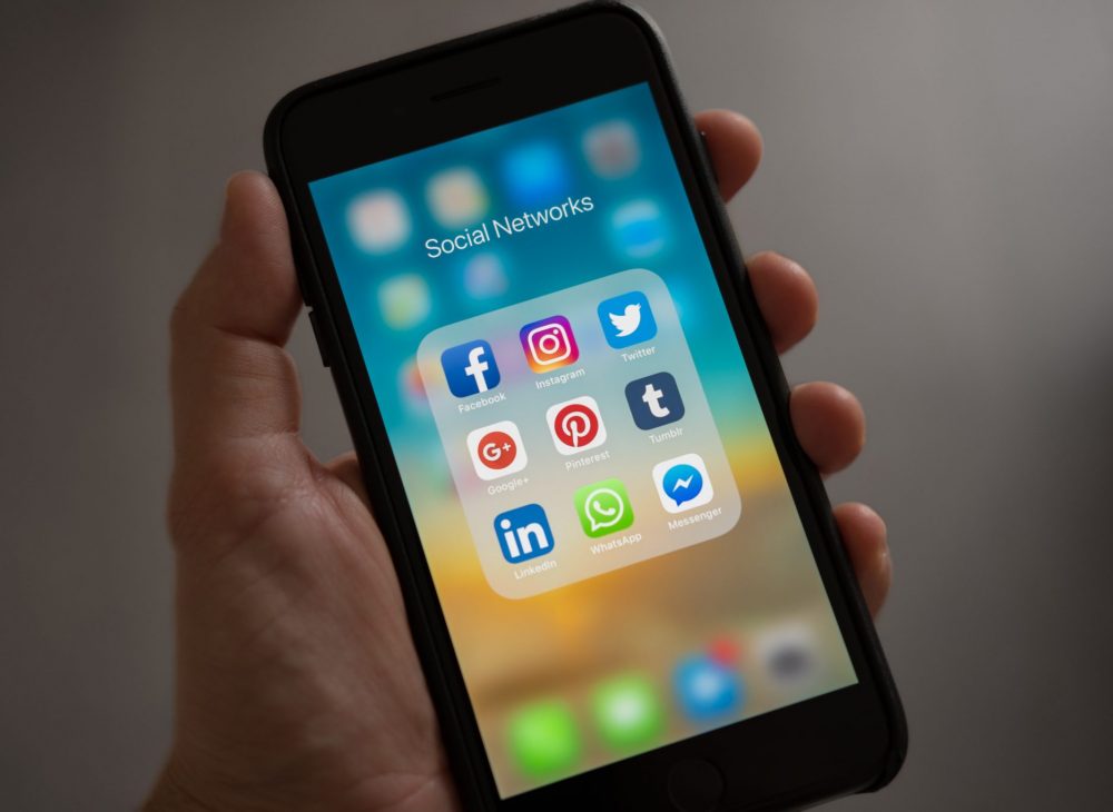 Réseaux sociaux smartphone avec réseaux sociaux