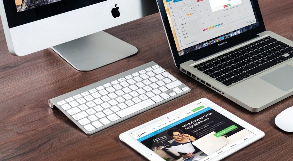 Mac macbook et ipad avec site internet